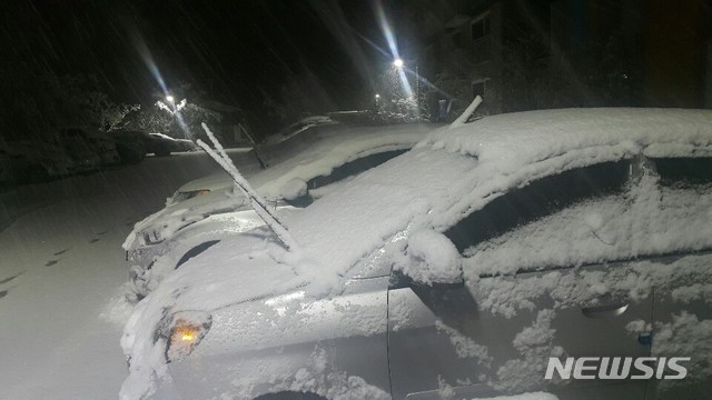 【태백=뉴시스】김태식 기자 = 9일 대설주의보가 내린 강원 태백시에 많은 눈이 내리고 있다. 태백시는 제설차량을 동원해 외부와 연결되는 도로를 집중적으로 제설하고 있다.2019.04.09. newsenv@newsis.com