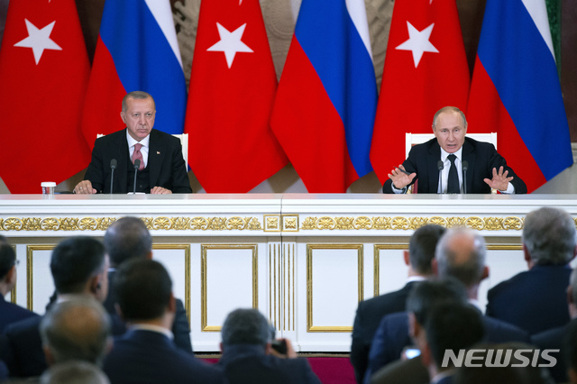 【모스크바=AP/뉴시스】러시아를 방문한 레제프 타이이프 에르도안(왼쪽) 터키 대통령이 지난 4월8일(현지시간) 모스크바 크렘린궁에서 블라디미르 푸틴 러시아 대통령과 악수하고 있다. 2019.08.24