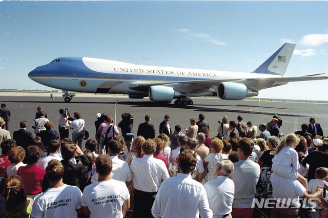 【토피카(캔자스주)=AP/뉴시스】1990년 9월6일 미국 대통령 전용기 에어포스원이 캔자스주 토피카 공항에서 이륙 준비를 하고 있다. 조지 부시 전 대통령 당시 보잉 747 기종을 개조해 만든 이 항공기는 오는 2025년까지 사용될 것으로 알려졌다. 2019.06.13