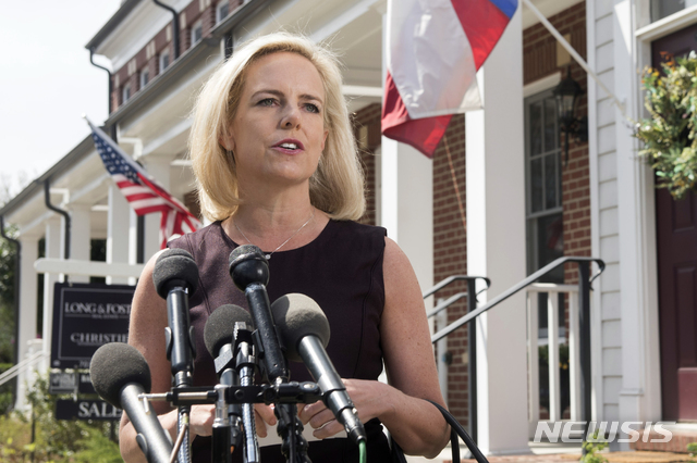 【알렉산드리아=AP/뉴시스】키어스틴 닐슨 미 국토안보부 장관이 8일(현지시간) 미 버지니아주 알렉산드리아 자신의 집 앞에서 기자회견을 하고 있다. 2019.04.09.