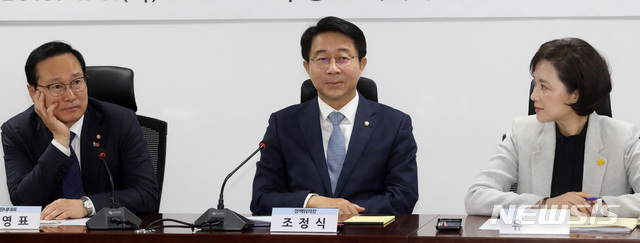 【서울=뉴시스】 박영태 기자 = 9일 오전 서울 영등포구 여의도 국회 의원회관에서 열린 고교무상교육 시행 당정청협의에 홍영표 원내대표, 조정식 정책위의장, 유은혜 사회부총리 겸 교육부장관이 앉아 있다. 2019.04.09. since1999@newsis.com