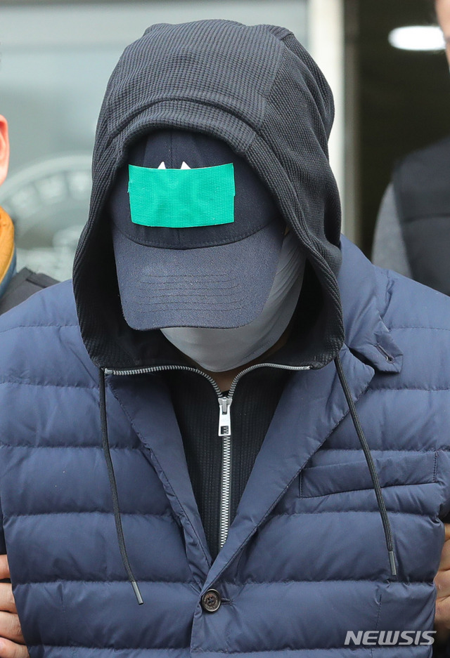 【인천=뉴시스】배훈식 기자 = 마약류 관리에 관한 법률 위반 혐의를 받고 있는 SK그룹 창업주 3세 최영근(31·구속)씨가 9일 오전 인천 남동구 인천남동경찰서에서 검찰에 송치를 위해 호송차로 향하고 있다. 2019.04.09.&nbsp; dahora83@newsis.com