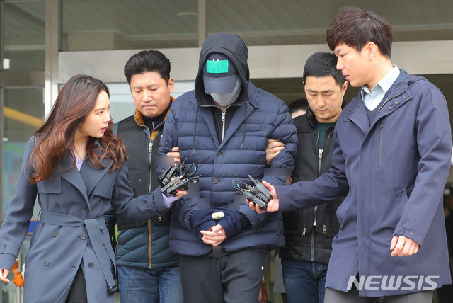 【인천=뉴시스】배훈식 기자 = 마약류 관리에 관한 법률 위반 혐의를 받고 있는 SK그룹 창업주 3세 최영근(31·가운데·구속)씨가 지난 4월9일 오전 인천 남동구 인천남동경찰서에서 검찰송치를 위해 호송차로 향하고 있다. 2019.04.09. dahora83@newsis.com