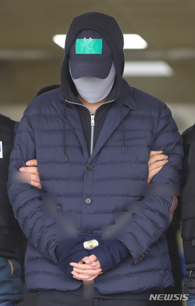 【인천=뉴시스】배훈식 기자 = 마약류 관리에 관한 법률 위반 혐의를 받고 있는 SK그룹 창업주 3세 최영근(31·구속)씨가 9일 오전 인천 남동구 인천남동경찰서에서 검찰에 송치를 위해 호송차로 향하고 있다. 2019.04.09.  dahora83@newsis.com