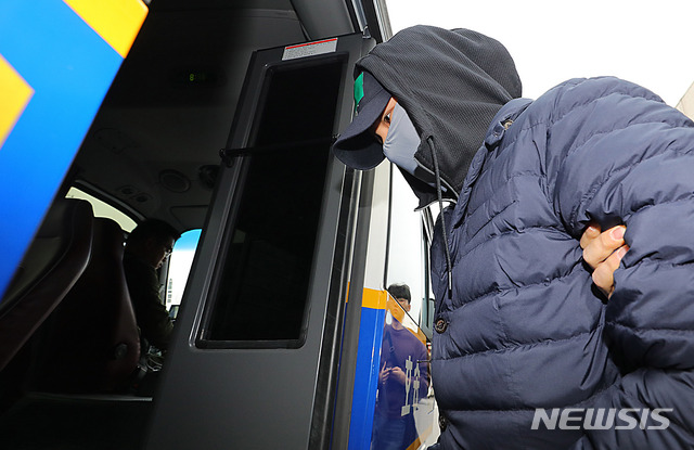 【인천=뉴시스】배훈식 기자 = 마약류 관리에 관한 법률 위반 혐의를 받고 있는 SK그룹 창업주 3세 최영근(31·구속)씨가 9일 오전 인천 남동구 인천남동경찰서에서 검찰에 송치를 위해 호송차로 향하고 있다. 2019.04.09.&nbsp; dahora83@newsis.com