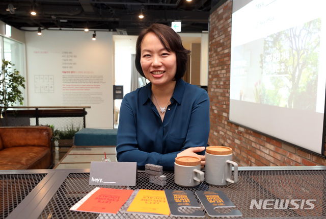 【서울=뉴시스】 전진환 기자 = 신개념 여가 라이프스타일 호텔 브랜드 '헤이(heyy)'를 도입한 야놀자의 조세원 브랜드경험총괄(CBEO)이 4일 오후 서울 강남구 야놀자 본사에서 뉴시스와 인터뷰하고 있다. 2019.04.10. amin2@newsis.com