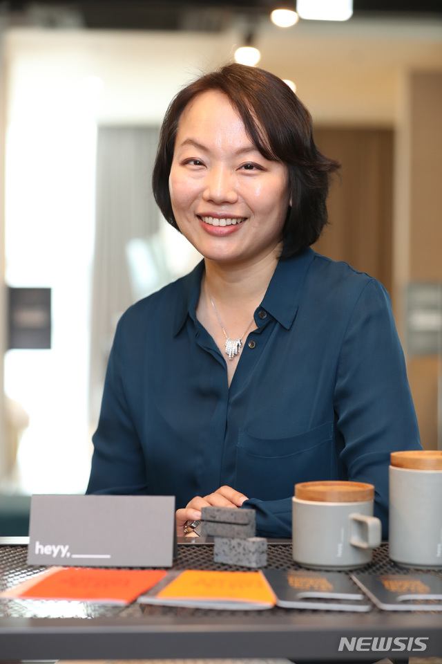 【서울=뉴시스】 전진환 기자 = 신개념 여가 라이프스타일 호텔 브랜드 '헤이(heyy)'를 도입한 야놀자의 조세원 브랜드경험총괄(CBEO)이 4일 오후 서울 강남구 야놀자 본사에서 뉴시스와 인터뷰하고 있다. 2019.04.10. amin2@newsis.com