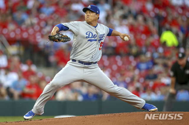  【세인트루이스=AP/뉴시스】LA 다저스 류현진이 8일(현지시간) 미 미주리주 세인트루이스 부시스타디움에서 열린 2019 메이저리그 세인트루이스와의 경기에서 선발 등판해 투구하고 있다.&nbsp; 류현진은 2회 말 몸에 이상을 느껴 2사 후 마운드를 스스로 내려갔으며 1.2이닝 동안 2피안타(1피홈런) 2실점했다. 2019.04.09.&nbsp; 