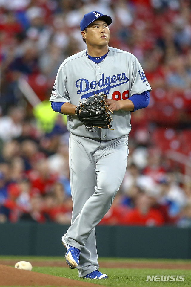 【세인트루이스=AP/뉴시스】LA 다저스 류현진이 8일(현지시간) 미 미주리주 세인트루이스 부시스타디움에서 열린 2019 메이저리그 세인트루이스와의 경기 2회에 마운드 뒤편에서 잠시 숨을 고르고 있다.&nbsp; 류현진은 2회 말 몸에 이상을 느껴 2사 후 마운드를 스스로 내려갔으며 성적은 1.2이닝 2피안타(1피홈런) 2실점했다. 2019.04.09. 