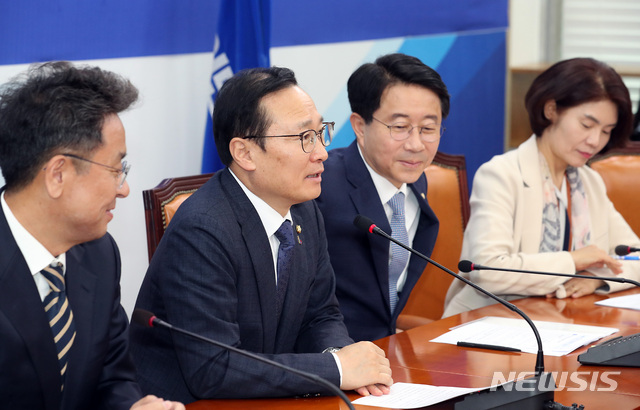 【서울=뉴시스】이종철 기자 = 9일 서울 여의도 국회에서 열린 더불어민주당 원내대책회의에서 홍영표 원내대표가 모두발언을 하고 있다. 2019.04.09. jc4321@newsis.com