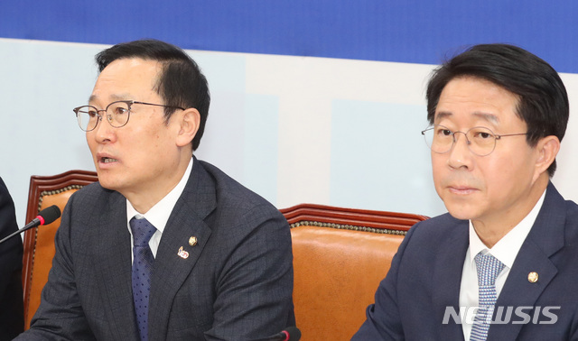 【서울=뉴시스】이종철 기자&nbsp; = 9일 서울 여의도 국회에서 열린 더불어민주당 원내대책회의에서 홍영표 원내대표가 모두발언을 하고 있다. 2019.04.09. jc4321@newsis.com