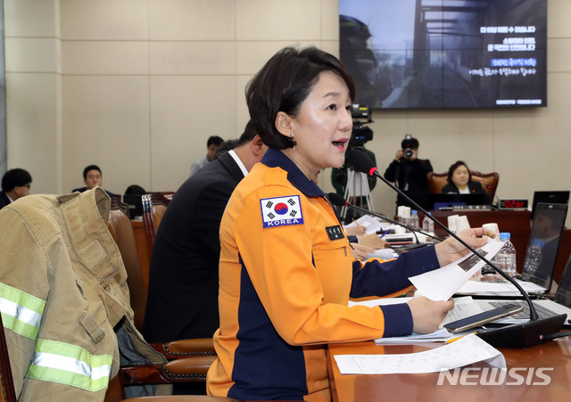 【서울=뉴시스】 박영태 기자 = 9일 오전 서울 영등포구 여의도 국회에서 열린 행정안전위원회 전체회의 강원도 지역 산불 피해 현황 및 복구 지원 관련 현안 보고에서 이재정 의원이 소방관 복장을 하고 질의하고 있다. 2019.04.09.since1999@newsis.com