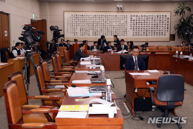 【서울=뉴시스】고승민 기자 = 9일 서울 여의도 국회에서 열린 법제사법위원회 전체회의 문형배 헌법재판관후보자 인사청문회 시작도 전에 여야 의원들의 대립으로 정회되고 있다. 2019.04.09. kkssmm99@newsis.com 