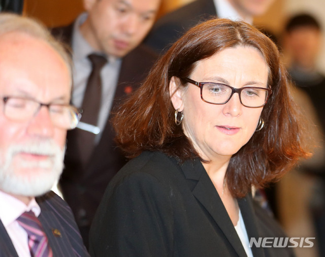 【서울=뉴시스】박주성 기자 = 세실리아 말스트롬 유럽연합 집행위원회 통상담당 집행위원이 9일 오전 서울 중구 롯데호텔 피콕룸에서 이재갑 고용노동부 장관과 면담을 위해 참석하고 있다.&nbsp; 이 자리는 유럽연합 측의 요청으로 한국-유럽연합 자유무역협정 무역과 지속가능발전章에 규정된 ILO 핵심협약 비준 노력 의무와 관련한 국내 법제도 개선 진전 상황을 논의하기 위해 마련되었다. 2019.04.09.&nbsp; park7691@newsis.com ·