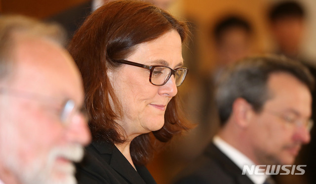 【서울=뉴시스】박주성 기자 = 세실리아 말스트롬 유럽연합 집행위원회 통상담당 집행위원이 9일 오전 서울 중구 롯데호텔 피콕룸에서 이재갑 고용노동부 장관과 면담을 위해 참석하고 있다. 이 자리는 유럽연합 측의 요청으로 한국-유럽연합 자유무역협정 무역과 지속가능발전章에 규정된 ILO 핵심협약 비준 노력 의무와 관련한 국내 법제도 개선 진전 상황을 논의하기 위해 마련되었다. 2019.04.09. park7691@newsis.com ·