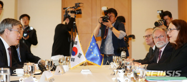 【서울=뉴시스】박주성 기자 = 이재갑 고용노동부 장관이 9일 오전 서울 중구 롯데호텔 피콕룸에서 세실리아 말스트롬 유럽연합 집행위원회 통상담당 집행위원과 면담을 하고 있다.&nbsp; 이 자리는 유럽연합 측의 요청으로 한국-유럽연합 자유무역협정 무역과 지속가능발전章에 규정된 ILO 핵심협약 비준 노력 의무와 관련한 국내 법제도 개선 진전 상황을 논의하기 위해 마련되었다. 2019.04.09. park7691@newsis.com