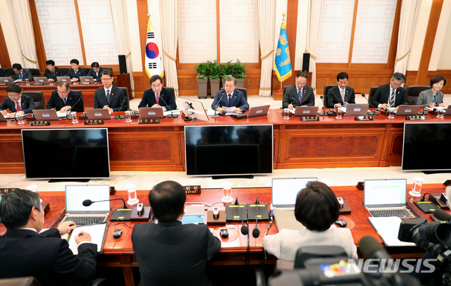 【서울=뉴시스】박진희 기자 = 문재인 대통령이 지난 9일 청와대 본관에서 국무회의를 주재하고 있다. 2019.04.09. pak7130@newsis.com