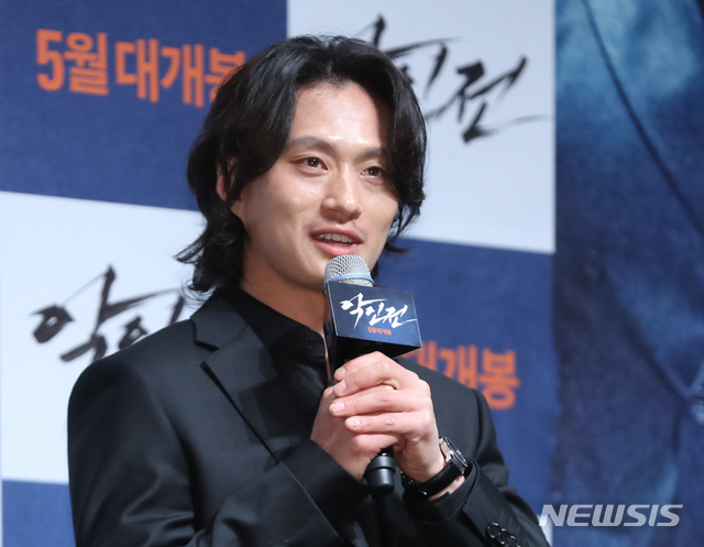 【서울=뉴시스】조수정 기자 = 배우 김성규가 9일 오전 서울 강남구 신사동 CGV압구정에서 열린 영화 '악인전' 제작보고회에서 질문에 답하고 있다. 영화 '악인전'은 5월 개봉 예정이다. 2019.04.09. chocrystal@newsis.com