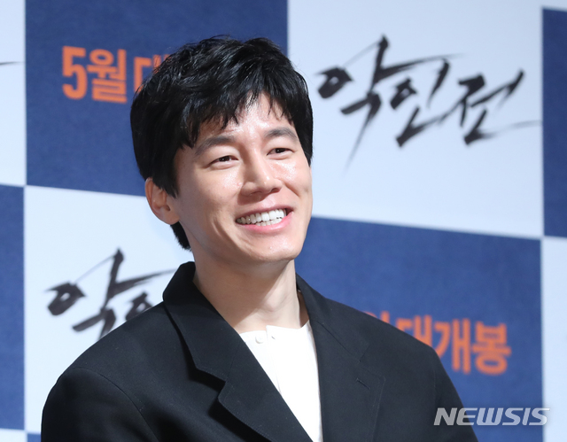 【서울=뉴시스】조수정 기자 = 배우 김무열이 9일 오전 서울 강남구 신사동 CGV압구정에서 열린 영화 '악인전' 제작보고회에서 인사하고 있다. 영화 '악인전'은 5월 개봉 예정이다. 2019.04.09. chocrystal@newsis.com