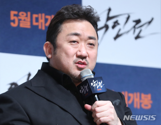【서울=뉴시스】조수정 기자 = 배우 마동석이 9일 오전 서울 강남구 신사동 CGV압구정에서 열린 영화 '악인전' 제작보고회에서 질문에 답하고 있다. 영화 '악인전'은 5월 개봉 예정이다. 2019.04.09. chocrystal@newsis.com