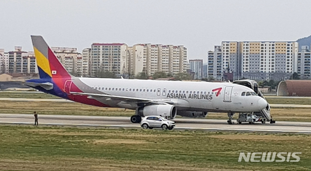【광주=뉴시스】변재훈 기자 = 9일 오전 10시22분께 광주 광산구 신촌동 광주공항 동편 활주로에 착륙 중이던 아시아나 여객기의 앞바퀴 일부가 파손됐다. 여객기에는 승객 111명 등이 타고 있었으나 인명 피해는 발생하지 않았다. 2019.04.09. (사진=독자 제공) photo@newsis.com