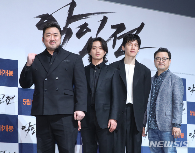 왼쪽부터 마동석, 김성규, 김무열, 이원태 감독