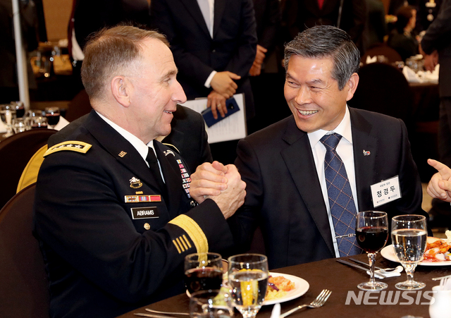 【서울=뉴시스】김병문 수습기자 = 정경두 국방부 장관과 로버트 에이브럼스 한미연합사령관이 9일 오전 서울 용산구 국방컨벤션에서 열린 제4회 한미동맹포럼에 참석해 악수를 나누고 있다. 2019.04.09.&nbsp; dadazon@newsis.com
