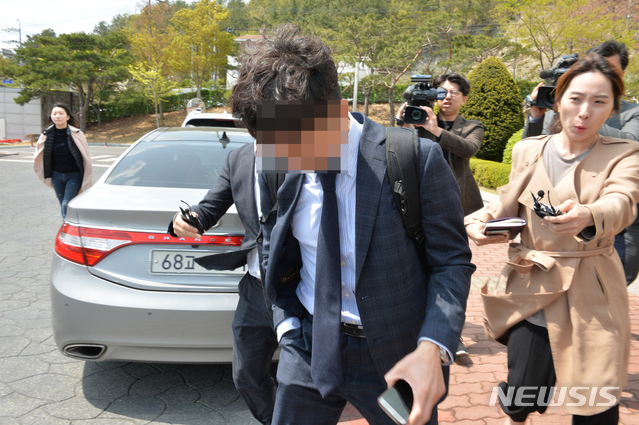 【울산=뉴시스】배병수 기자 = 9일 오전 울산지검 관계자들이 김기현 전 울산시장 측근수사와 관련해 울산지방경찰청 지능범죄수사대와 112종합상황실을 압수수색한 뒤 이동하고 있다. 2019.04.09. bbs@newsis.com