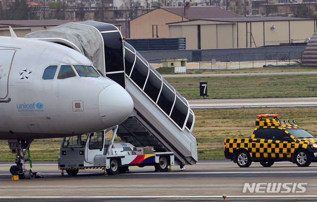 【광주=뉴시스】변재훈 기자 = 9일 오전 10시22분께 광주 광산구 신촌동 광주공항 동편 활주로에 착륙 중이던 아시아나 여객기의 앞바퀴 일부가 파손됐다. 여객기에는 승무원과 승객 117명이 타고 있었으나 인명 피해는 발생하지 않았다. 2019.04.09. wisdom21@newsis.com