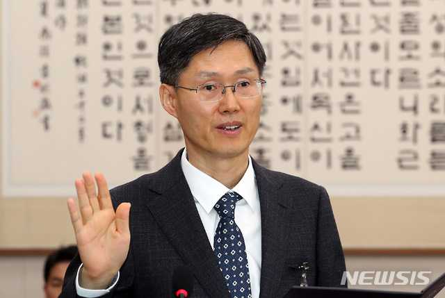 【서울=뉴시스】이종철 기자 = 문형배 헌법재판소 재판관 후보자가 9일 오후 서울 여의도 국회에서 열린 국회 법제사법위원회 전체회의 인사청문회에서 선서를 하고 있다. 2019.04.09.&nbsp; jc4321@newsis.com