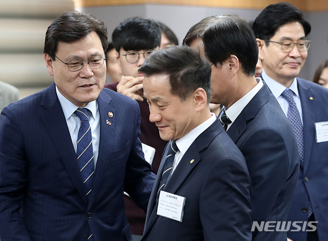 【서울=뉴시스】박주성 기자 = 최종구 금융위원장이 9일 오후 서울 세종로 정부서울청사 금융위 대회의실에서 열린 카드산업 경쟁력 제고 및 고비용 영업구조 개선방안 논의를 위한 카드사 CEO 간담회에서 참석한 카드사 CEO들과 인사를 나누고 있다. 2019.04.09.&nbsp; park7691@newsis.com