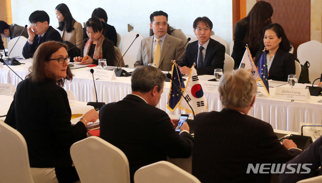 【서울=뉴시스】홍효식 기자 = 유명희 산업통상자원부 통상교섭본부장과 유럽연합 수석대표인 세실리아 말스트롬(앞줄 맨 왼쪽) EU 통상집행위원이 9일 오후 서울 중구 롯데호텔에서 열린 FTA 이행 상황 평가 및 통상 현안 논의를 위한 한-EU 무역위원회에 참석해 자리하고 있다. 2019.04.09. yesphoto@newsis.com