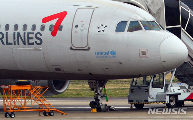 【광주=뉴시스】변재훈 기자 = 9일 오전 10시22분께 광주 광산구 신촌동 광주공항 동편 활주로에 착륙 중이던 아시아나 여객기의 앞바퀴 일부가 파손됐다. 여객기에는 승무원과 승객 117명이 타고 있었으나 인명 피해는 발생하지 않았다. 2019.04.09. wisdom21@newsis.com