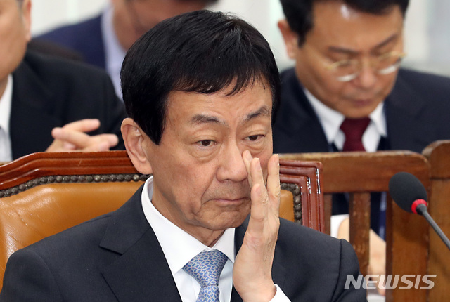 【서울=뉴시스】이종철 기자 = 진영 행정안전부 장관이 9일 오후 서울 여의도 국회에서 강원도 지역 산불 피해 현황 및 복구 지원 관련 현안보고를 위해 열린 행정안전위원회 전체회의에서 심각한 표정을 하고 있다. 2019.04.09. jc4321@newsis.com