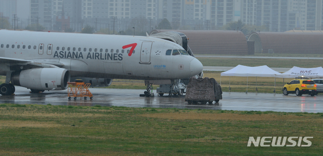 【광주=뉴시스】변재훈 기자 = 9일 광주공항에 착륙 중 앞바퀴가 파손된 아시아나 여객기의 사고 원인을 파악하기 위해 현장본부가 설치되고 있다. 앞서 이날 오전 10시22분께 광주공항 오른편 활주로에 착륙 중이던 아시아나 여객기의 앞바퀴가 파손됐으나 승무원과 승객 등 117명은 다치지 않았다. 2019.04.09. wisdom21@newsis.com