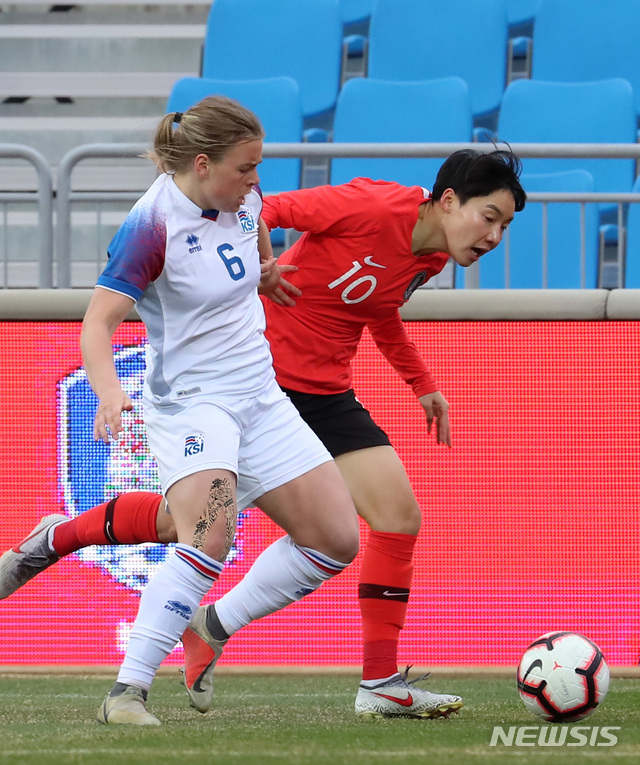 【춘천=뉴시스】이영환 기자 = 9일 오후 강원도 춘천시 송암스포츠타운 주경기장에서 열린 2019 FIFA 프랑스 여자 월드컵 대한민국 국가대표팀 친선경기 대한민국 대 아이슬란드의 경기, 대한민국 대표팀 이금인이 돌파를 시도 하고 있다. 2019.04.09. 20hwan@newsis.com
