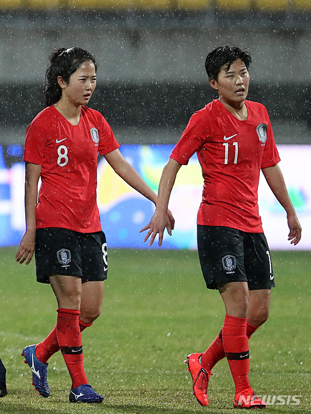 【춘천=뉴시스】이영환 기자 = 9일 오후 강원도 춘천시 송암스포츠타운 주경기장에서 열린 2019 FIFA 프랑스 여자 월드컵 대한민국 국가대표팀 친선경기 대한민국 대 아이슬란드의 경기, 1대1로 경기를 마친 대한민국 대표팀 지소연과 이민아가 손을 맞잡고 있다. 2019.04.09. 20hwan@newsis.com
