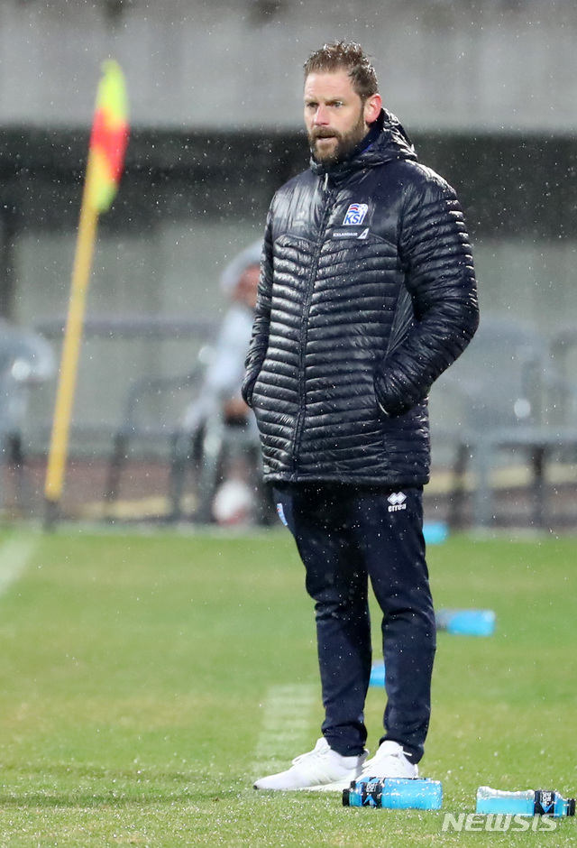 【춘천=뉴시스】이영환 기자 = 9일 오후 강원도 춘천시 송암스포츠타운 주경기장에서 열린 2019 FIFA 프랑스 여자 월드컵 대한민국 국가대표팀 친선경기 대한민국 대 아이슬란드의 경기, 아이슬란드 욘 회익손 감독이 경기를 지켜보고 있다. 2019.04.09. 20hwan@newsis.com