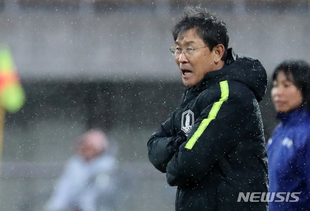 【춘천=뉴시스】이영환 기자 = 9일 오후 강원도 춘천시 송암스포츠타운 주경기장에서 열린 2019 FIFA 프랑스 여자 월드컵 대한민국 국가대표팀 친선경기 대한민국 대 아이슬란드의 경기, 대한민국 대표팀 윤덕여 감독이 작전지시를 하고 있다. 2019.04.09. 20hwan@newsis.com