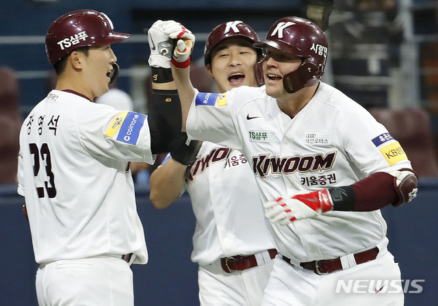 【서울=뉴시스】최동준 기자 = 9일 서울 구로구 고척스카이돔에서 열린 2019 KBO 리그 KT 위즈 대 키움 히어로즈의 경기, 1회말 1사 만루상황 키움 샌즈가 만루홈런을 친 뒤 장영석, 김하성과 하이파이브 하고 있다. 2019.04.09. photocdj@newsis.com
