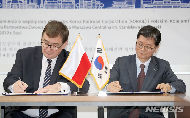 【서울=뉴시스】김병문 수습기자 = 손병석(오른쪽) 코레일 사장과 크리쇼토프 마민스키 폴란드 철도공사 사장이 9일 오후 서울 용산구 코레일 사옥에서 한국-폴란드 수교 30주년을 맞아 코레일-폴란드철도 업무협약을 체결하고 있다. 2019.04.09. dadazon@newsis.com