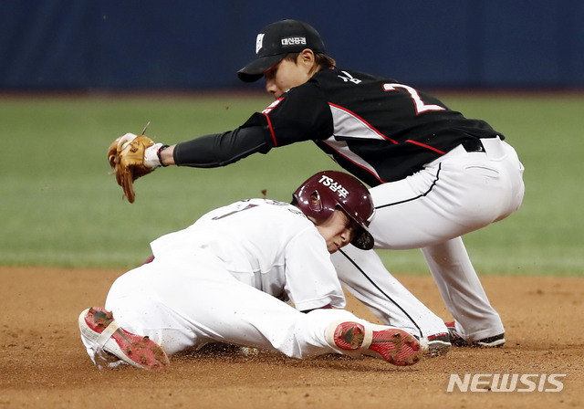 【서울=뉴시스】최동준 기자 = 9일 서울 구로구 고척스카이돔에서 열린 2019 KBO 리그 KT 위즈 대 키움 히어로즈의 경기, 5회말 무사 1루 상황 키움 김혜성이 도루에 성공하고 있다. 2019.04.09. photocdj@newsis.com