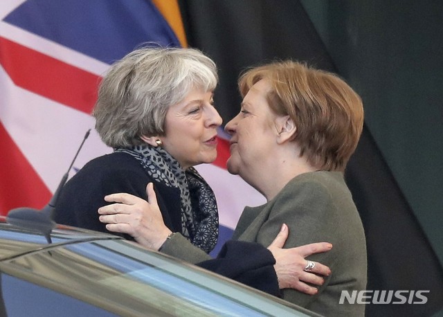 【베를린(독일)=AP/뉴시스】앙겔라 메르켈 독일 총리(오른쪽)와 테리사 메이 영국 총리가 9일 독일 베를린에서 회담 후 서로 포옹하고 있다. 영국 총리실은 이날 두 정상이 질서있는 브렉시트의 중요성에 대해 합의했다고 밝혔다. 2019.4.9