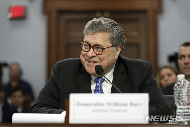 【워싱턴=AP/뉴시스】윌리엄 바 미 법무장관이 9일 하원 세출 소위원회 청문회에서 증언하고 있다. 바 장관은 이날 러시아의 미국 대선 개입 여부에 대한 로버트 뮬러 특별검사의 보고서 편집본을 1주일 이내에 의회에 제출할 것이라고 말했다. 2019.4.9