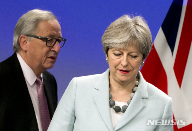 【브뤼셀=AP/뉴시스】 장 클로드 융커 EU 집행위원장은 테리사 메이 영국 총리의 사퇴 발표에 "함께 일할 수 있어 감사했다"면서도 브렉시트 합의 내용을 바꾸는 일은 없을 것이라며 단호한 입장을 밝혔다. 사진은 2017년 12월 브뤼셀에서 만난 융커(왼쪽) 위원장과 메이 총리. 2019.05.24.