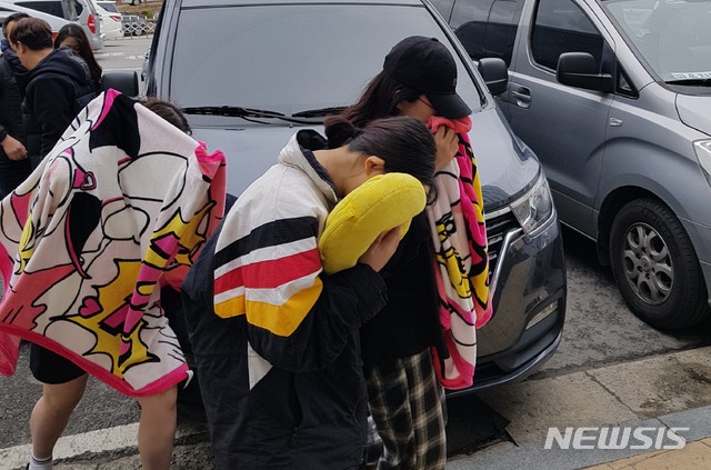 【청주=뉴시스】임장규 기자 = 충북 청주와 경기도 안양 등지에서 수차례 차량을 훔쳐 무면허 운전을 한 중학생 6명(남자 3명, 여자 3명)이 10일 청주흥덕경찰서로 압송되고 있다. 2019.04.10. imgiza@newsis.com