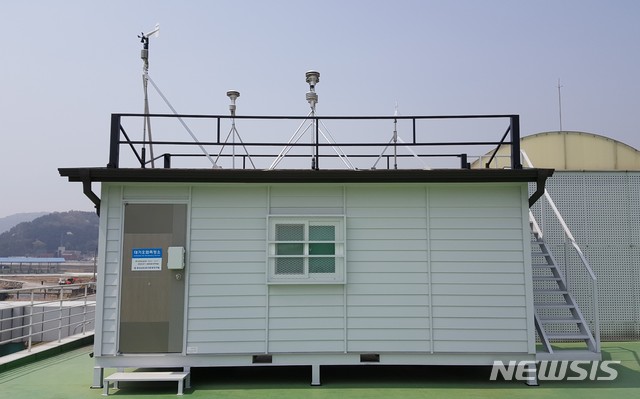 【창원=뉴시스】 경상남도보건환경연구원이 도내 도심지 옥상에 설치한 대기오염측정소. 10일 도보건환경연구원은 하절기 고농도 오존 발생이 빈번할 것으로 예상되어 오는 15일부터 10월 15일까지 6개월간 '오존경보제' 시행을 확대한다고 밝혔다.2019.04.10.(사진=경상남도보건환경연구원 제공) photo@newsis.com
