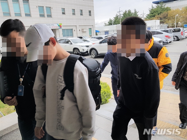 【청주=뉴시스】임장규 기자 = 충북 청주와 경기도 안양 등지에서 수차례 차량을 훔쳐 무면허 운전을 한 중학생 6명(남자 3명, 여자 3명)이 10일 청주흥덕경찰서로 압송되고 있다. 2019.04.10. imgiza@newsis.com