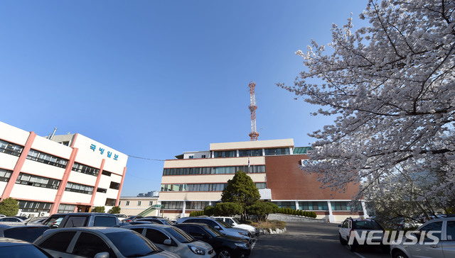 【서울=뉴시스】1975년부터 서울 용산구 용산동에 자리잡은 국방홍보원이 45년여 역사를 마감하고 국방부 영내로 이전할 예정이다. 국방홍보원 관계자는 10일 "현 청사의 노후화가 심각하고 열악한 방송기반시설을 개선하기 위해 오는 2021년 국방부 영내로 옮길 예정"이라고 밝혔다. 사진은 국방홍보원 전경. 2019.04.10. (사진=국방일보 제공)