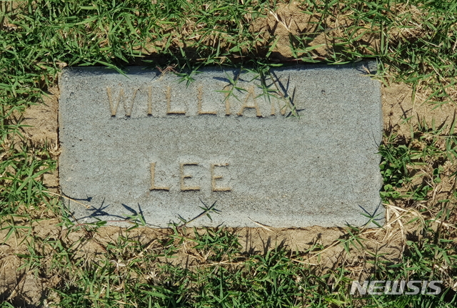 【서울=뉴시스】 김태겸 기자 = 기자가 지난 2월 12일, '3.1운동 및 상해 임시정부 100주년' 취재차 방문한 미 서부 중가주 리들리시이다. 사진은 미 중가주 리들리 공동묘지로 1903년 구한말 갤릭호에 올라 하와이를 거쳐 미국 본토로 온 한인 이주 노동자 중 한사람의 무덤이다. 이들은 노예처럼 일해서 번 일당 5센트 가운데 상당액을 독립운동자금으로 기꺼이 내놓아 상해임시정부 재정에 크게 기여했지만 고국에 돌아오지 못하고 이역만리에서 제대로된 묘비명도 없이 쓸쓸하게 최후를 맞이했다.&nbsp; 1903~1905년 사이 고종은 수민원(綏民院. immigration office)이라는 이민귀화국을 신설하고 한인 노동자 약 7200여명을 미국 하와이 사탕수수 농장으로 집단 이주 시켰다. 이 중 약 2000여명은 노동기간을 마치고 미국 본토인 샌프란시스코로 향한다. 그 중 일부는 탄광이나 은광으로 일부는 미 서부 중가주 리들리 다뉴바 과일 농장으로 향한다. 이들이 바로 상해 임시정부의 수립 자금의 60%를 낸 500여명의 민초 독립운동가들이다. 2019.04.10.&nbsp; patk21@newsis.com 